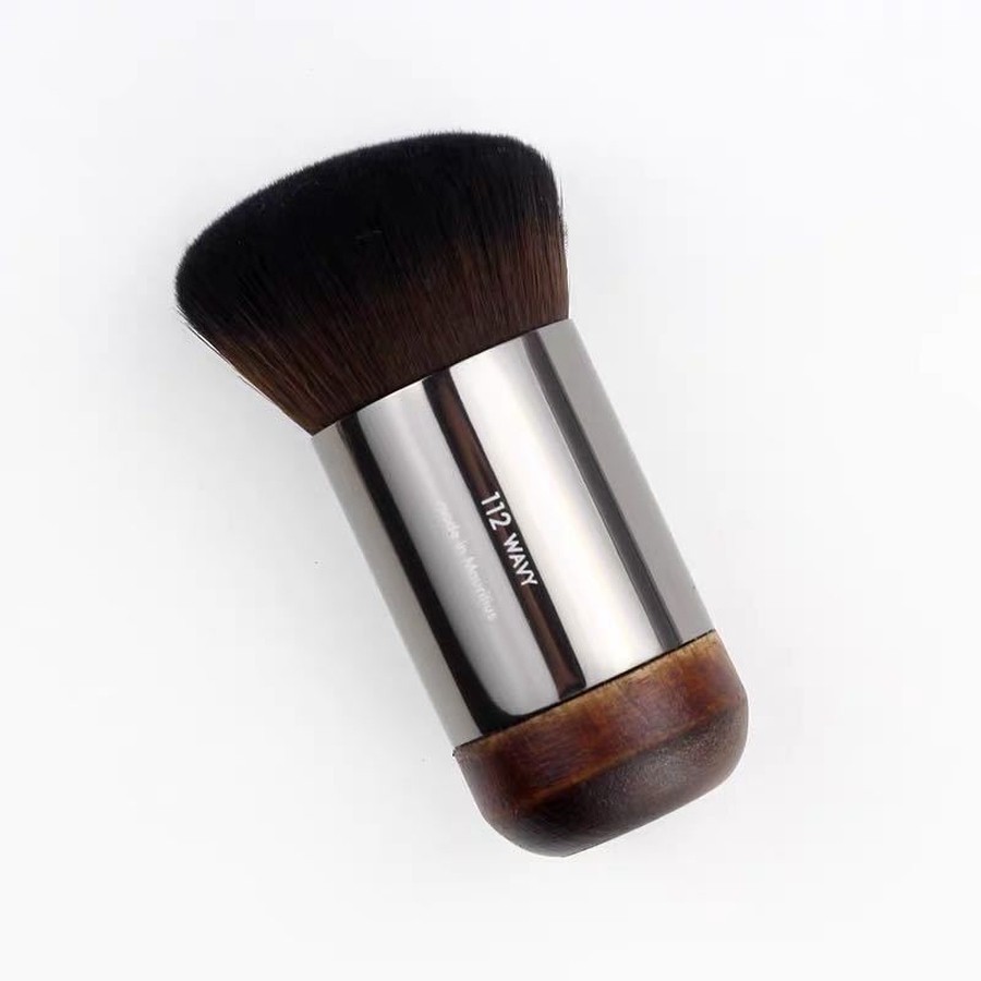 Cọ Phấn Trang Điểm Makeup Forever 112 Cán Gỗ Ngắn Bọc Kim Loại Mỏng Phủ Bóng, Đầu Lông Vát, Sợi Mịn, Có Bao Đựng