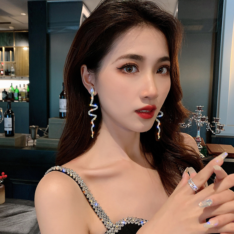 Bông Tai Hình Rắn Đính Kim Cương Lấp Lánh Phong Cách Hàn Quốc