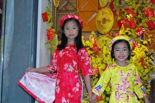 Áo dài cách tân gấm may sẵn chất lượng