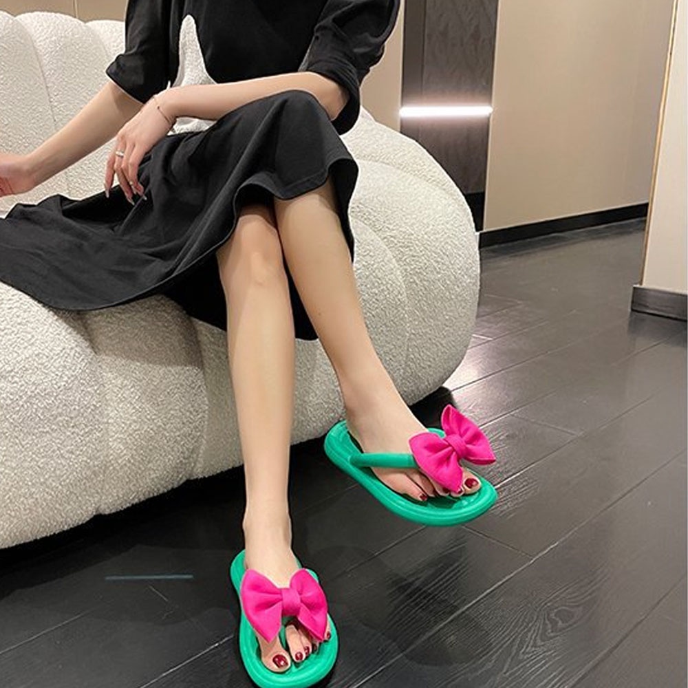 Dép kẹp 2 quai dạng xỏ ngón, đi biển đi chơi đều xinh. Phong cách tiểu thư Hàn Quốc