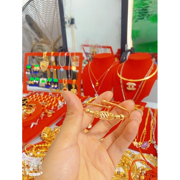 Trang sức Kiều Uyên Lắc cham bi
