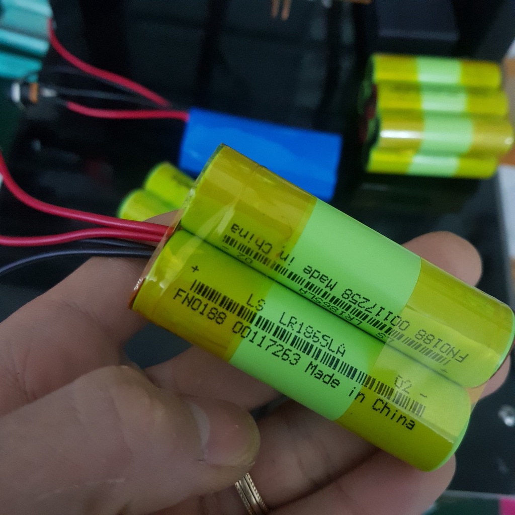 Pin 1S 3.7V 4000mAH. Pin mới, dòng xả cao. Khối 1S Được đóng từ 2 cell pin Lithium ion 18650. Có mạch bảo vệ 1S - LIMO