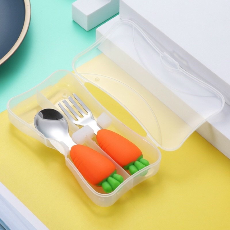 Set thìa dĩa tập xúc cho bé chất liệu inox 304 hình cà rốt xinh xắn kèm hộp đựng