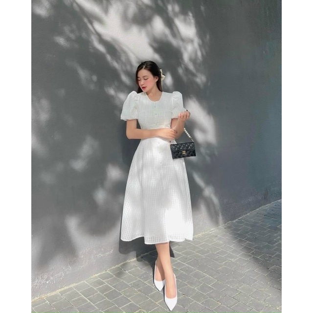 Đầm trắng xốp ô nút bọc