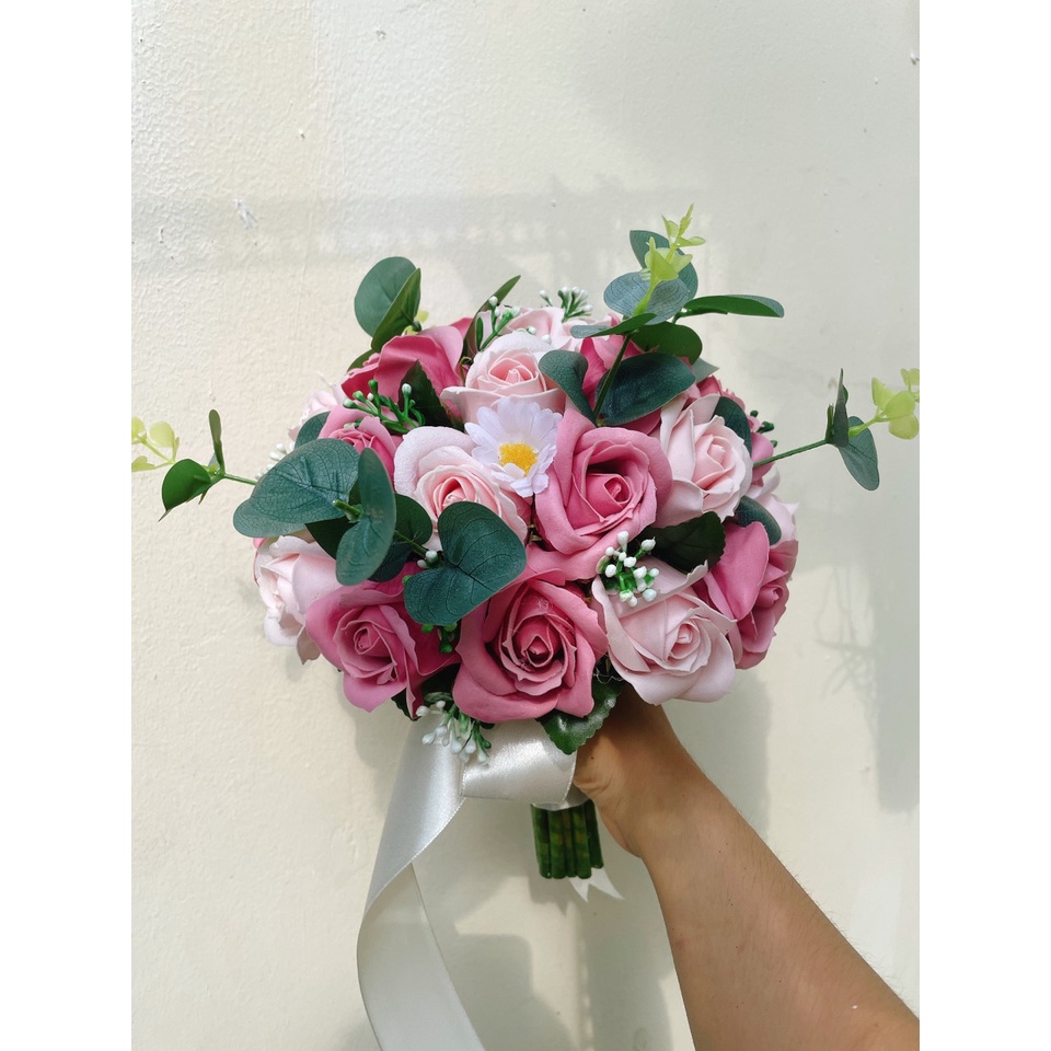 HOA CƯỚI CẦM TAY CÔ DÂU, BÓ HOA SÁP THƠM HOA HỒNG MÀU HỒNG ĐIỂM CÚC HỌA MI PHỤ KIỆN CHỤP ẢNH