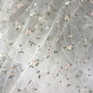 Voan kính thêu + lưới thêu.