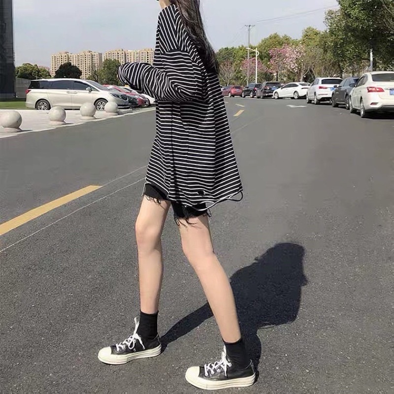 Áo phông tay dài longtee kẻ trắng đen rách
