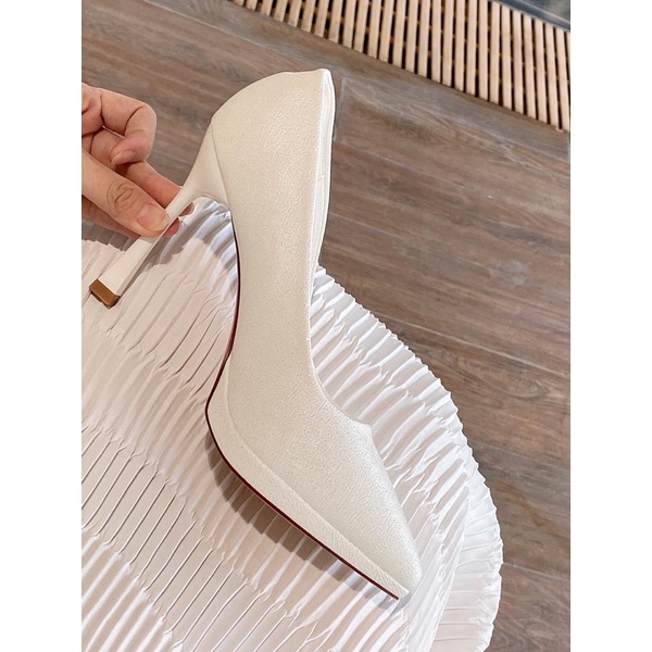 Giày cao gót trắng