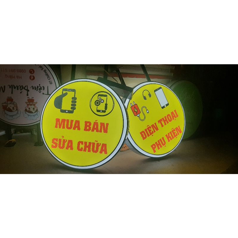 Biển vẫy mica 2 mặt, có chân đế treo, có đèn, đủ phụ kiện, kích thước 60x60