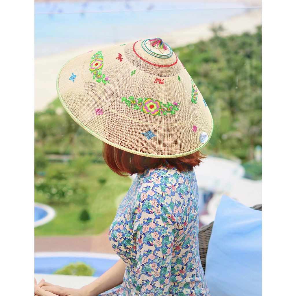 NÓN NGỰA PHÚ GIA BÌNH ĐỊNH THÊU HOẠ TIẾT MẶT NGOÀI HOA RỒNG