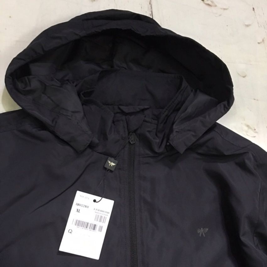 Áo khoác gió nam 2 lớp  ARISTINO AJK022W8  có mũ có thể tháo rời, bề mặt nhẵn mịn, chống thấm nước