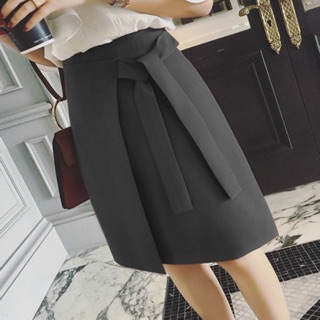 Chân váy suông, tà đắp chéo có thắt nơ