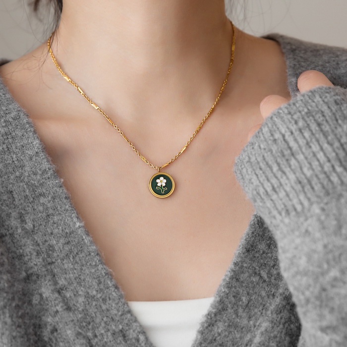 Dây chuyền titan mặt tròn sơn xanh vẽ bông hoa nhỏ không gỉ WN2201