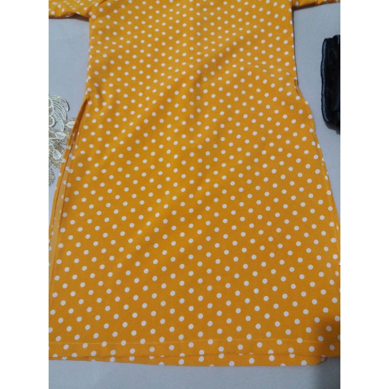 Áo dài chấm bi đỏ và vàng cho bé gái