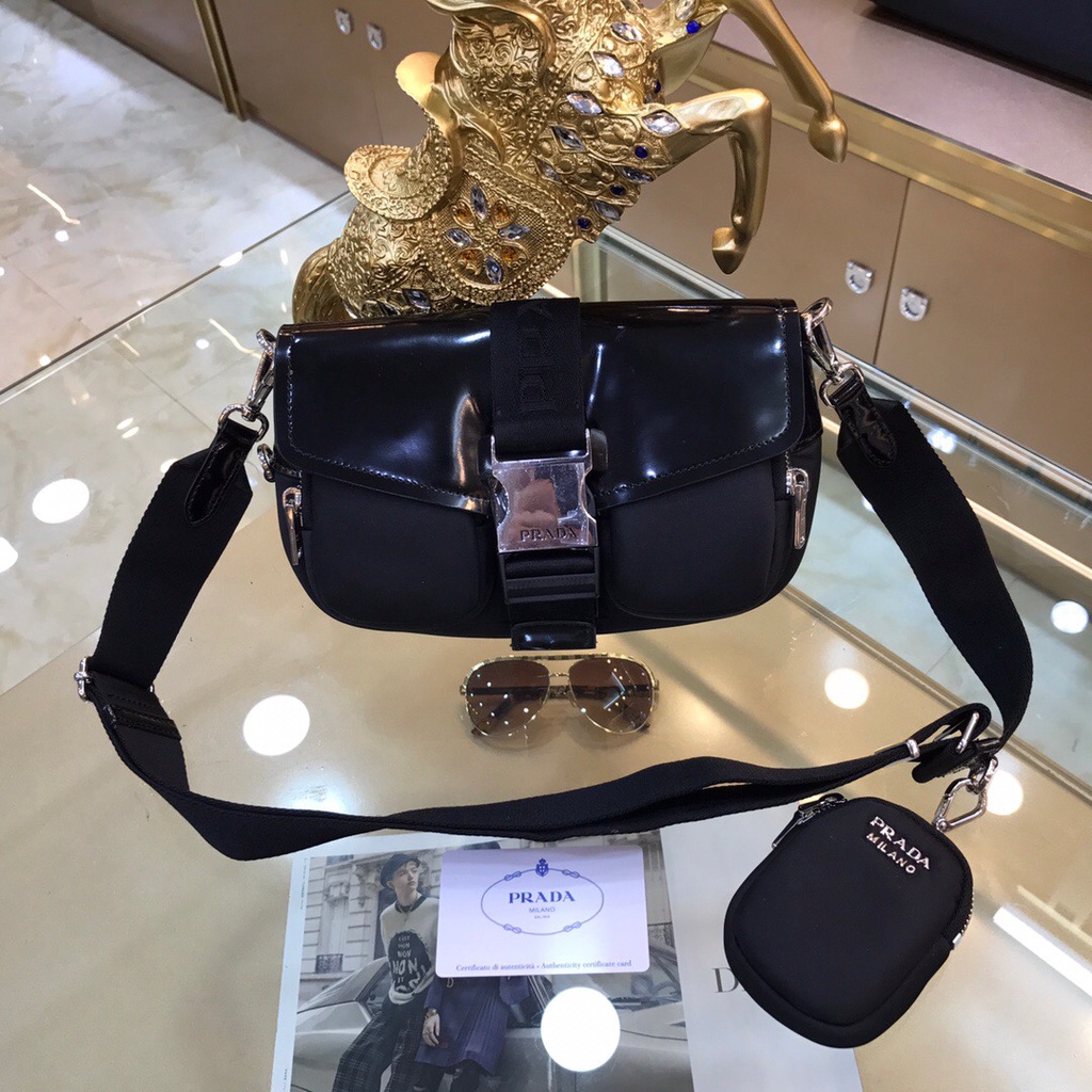 Túi đeo chéo nữ da thật PRADA cá tính và sang trọng với thiết kế thời trang
