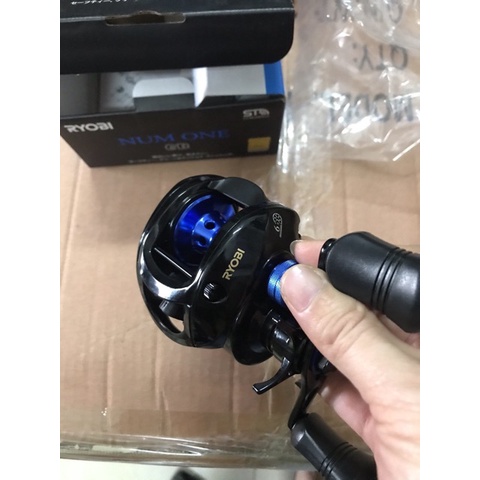 Máy ngang Ryobi NumOne có 2 màu xanh và đỏ y như hình 6havsja