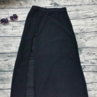Chân váy xẻ tà