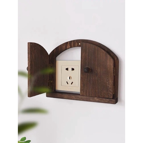 Ô cửa gỗ bảo vệ ổ điện nhỏ xinh