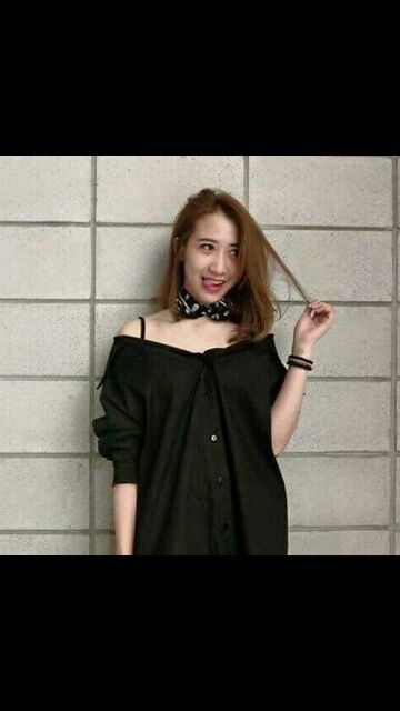 Sơ mi trễ vai 2 màu đen và trắng | BigBuy360 - bigbuy360.vn