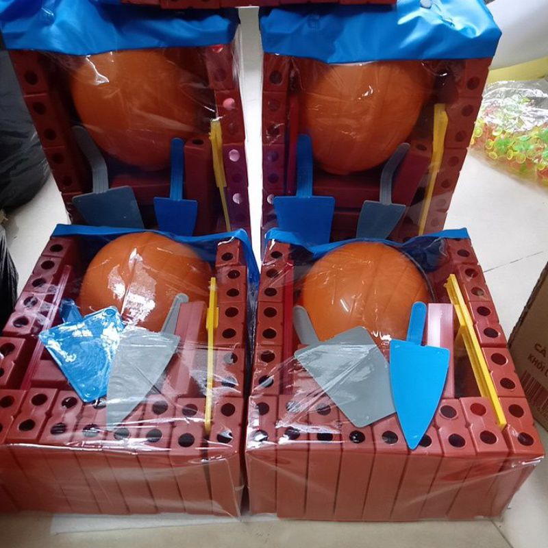 Gạch nhựa góc xây dựng kèm mũ kĩ sư và dụng cụ