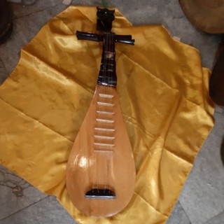 Đàn tỳ bà dâng Hầu