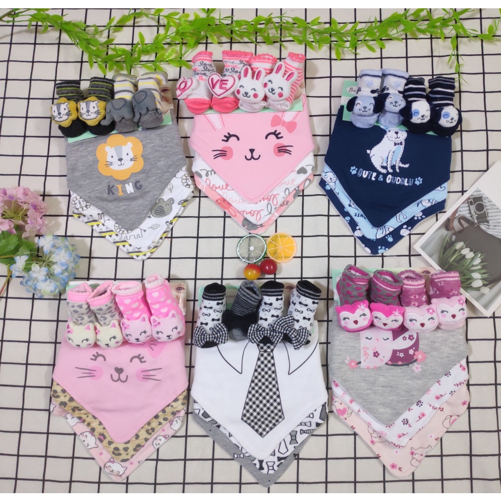 Sét 3 yếm cổ kèm tất thú xuất dư xịn cho bé siêu xinh