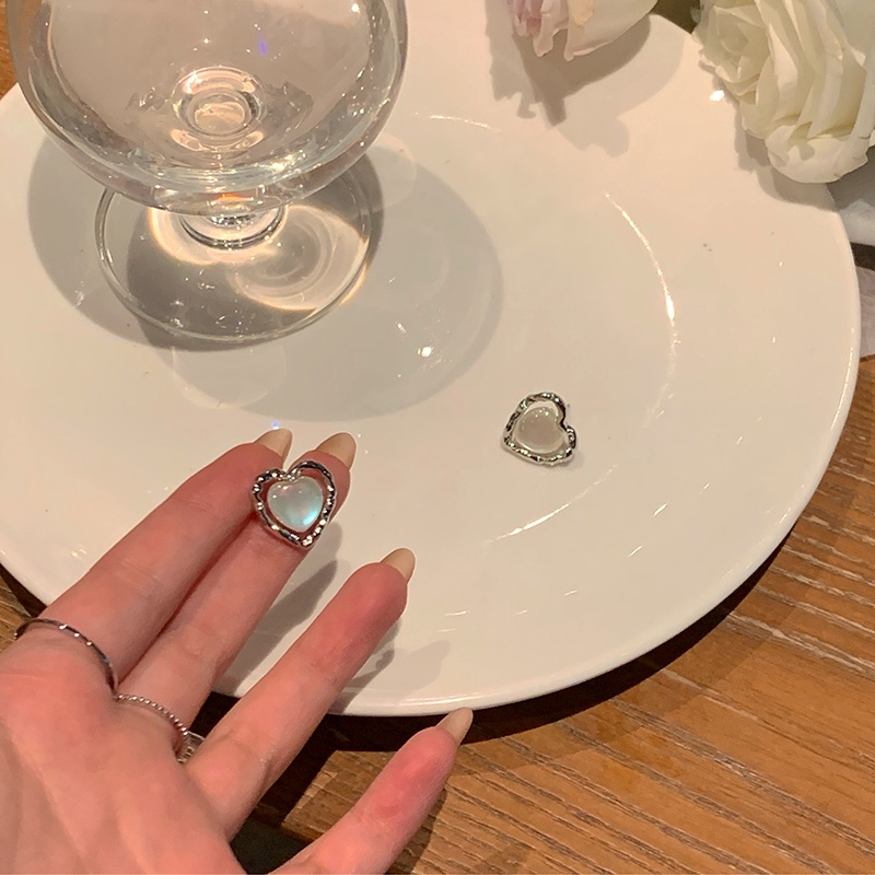 Khuyên tai 17KM mạ bạc mặt trái tim đá mặt trăng bất đối xứng thời trang đơn giản dành cho nữ