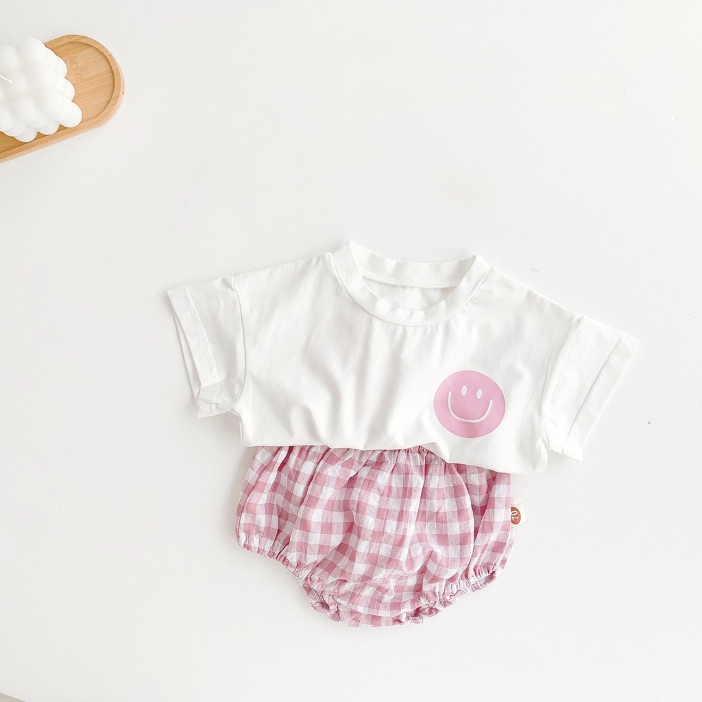 Set đồ 2 món gồm áo thun cotton in hình mặt cười và quần short cho bé sơ sinh