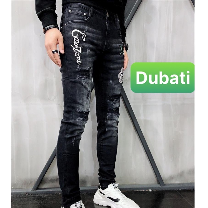 QUẦN JEAN NAM CHẤT BÒ THÊU HÌNH MÀU ĐEN PHOCNG CÁCH TRẺ TRUNG- DB 450- DUBATI FASHION