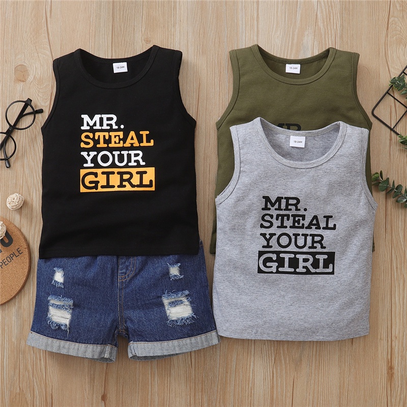 Trang phục Mikrdoo 2 món gồm áo ba lỗ in chữ Mr. Steal Your Girl và quần denim kiểu mùa hè cho bé trai