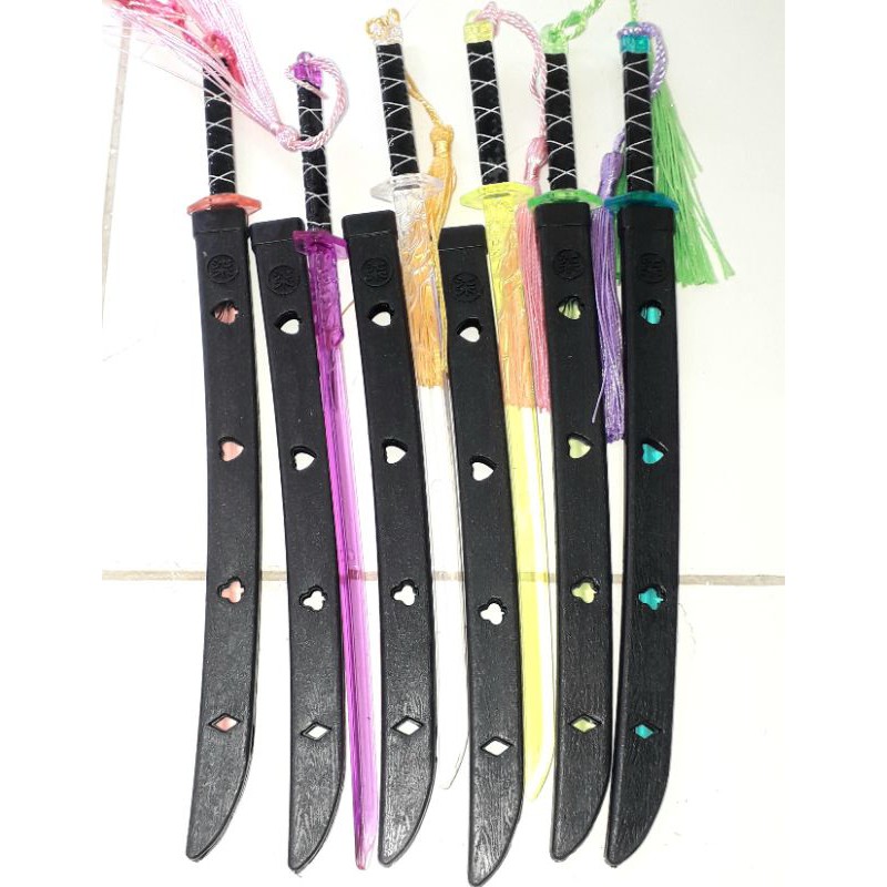 Một thanh_gươm trưng bày bằng nhựa dài 24cm