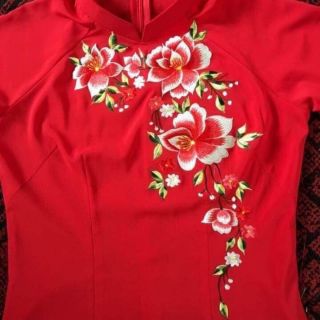 Áo dài đỏ 2 tà thêu