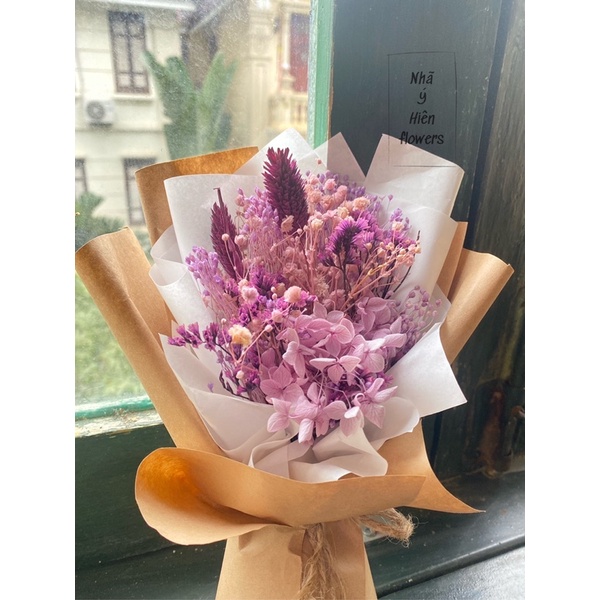 Hoa khô bó giấy báo cầm tay size vừa - Bó hoa khô tông màu tím mộng mơ