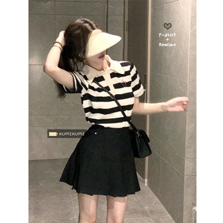 Áo polo kẻ ngang & chân váy xếp ly đen