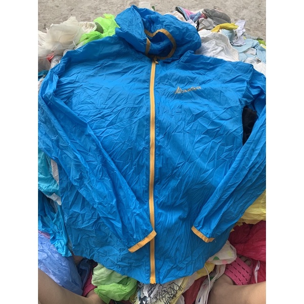 Khoác gió nhiều màu sắc