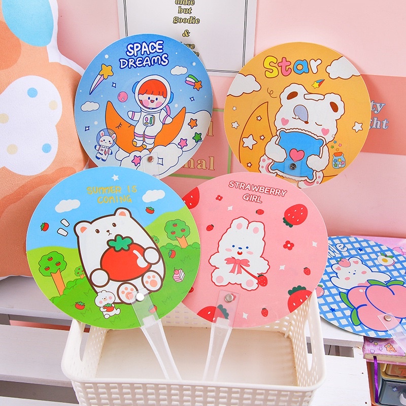 Quạt nhựa mini cầm tay mẫu hoạt hình chibi xinh xinh