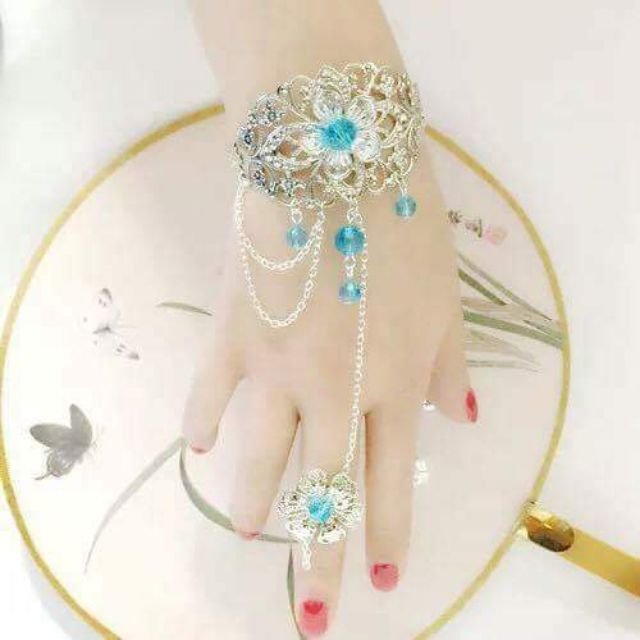 Vòng tay cổ trang