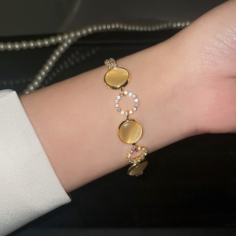 Vòng Đeo Tay Đính Đá Ngọc Trai Hình Tròn Họa Tiết Hoa Phong Cách Retro Đơn Giản Cho Nữ | BigBuy360 - bigbuy360.vn