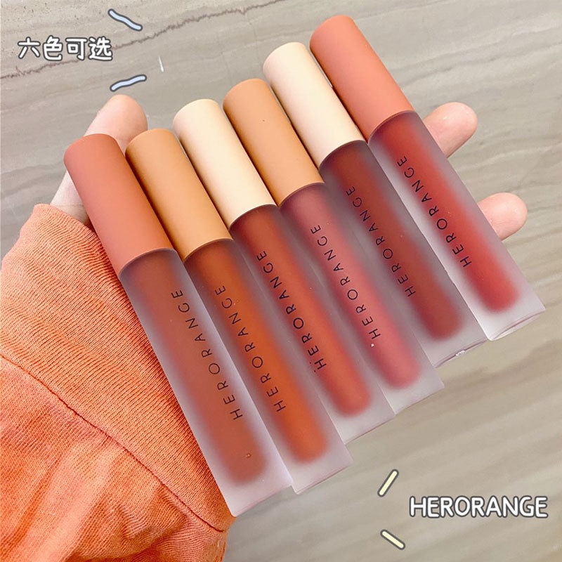 Long-wearing herorange matte lipstick với màu mềm mại và vỏ trong suốt m3