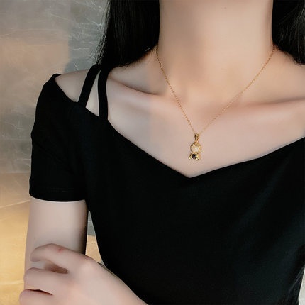 Dây chuyền bằng thép titan mặt hình đầu máy chiếu thời trang độc đáo