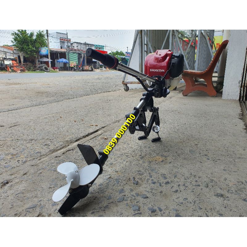 Máy cắt cỏ chạy thuyền. Máy chạy Ca No và xuồng động cơ bốn thì. Động cơ đẩy thuyền trên nước