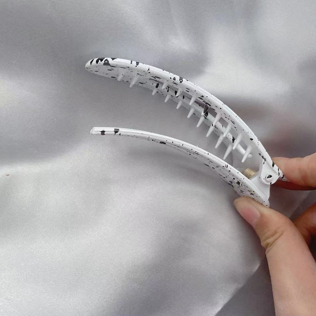 Kẹp tóc kiểu bản rộng họa tiết cá tính đơn giản cho nữ