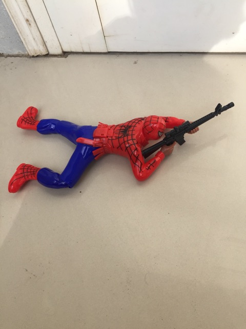 Người nhện biết bò, bắn súng có âm thanh sống động