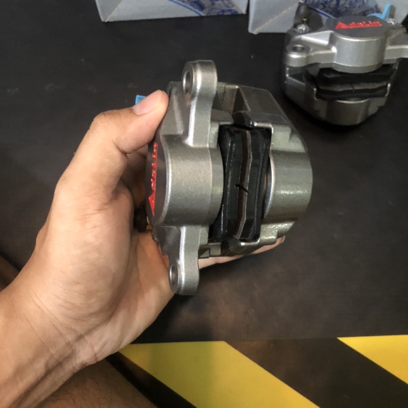 Heo dầu Adelin 2 pis chính hãng logo đỏ dùng cả thắng trước và sau gắn mọi loại xe