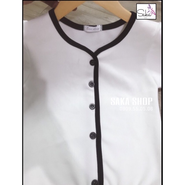 Áo thun trắng đen tay ngắn đường viền nút khác màu