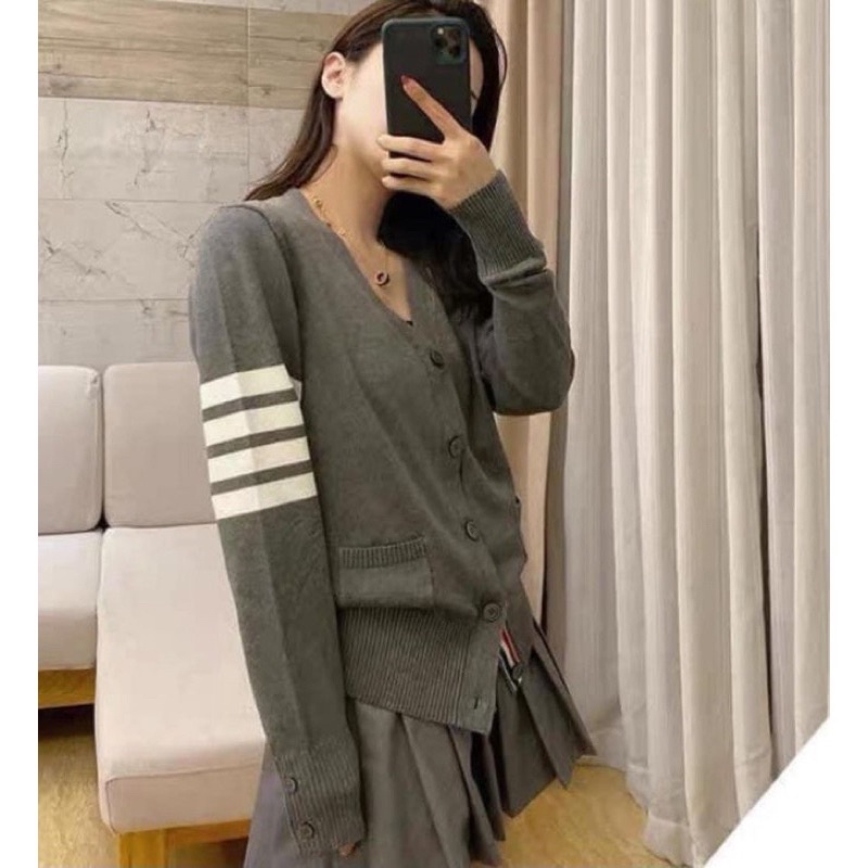 Áo Khoác len tăm, Cardigan Xám Sọc Viền Đỏ & Xanh Cúc Cài Form Nữ Bó (thomb New) | BigBuy360 - bigbuy360.vn