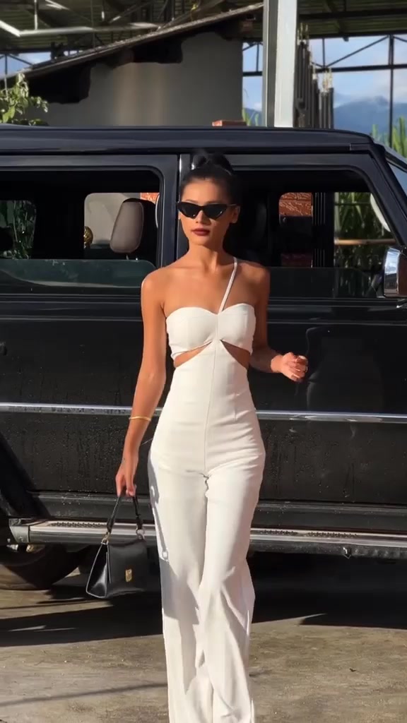 Jumpsuit trắng, quần dáng xuông có mút ngực | BigBuy360 - bigbuy360.vn