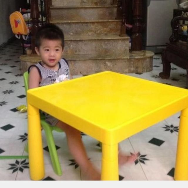 Bàn nhựa cho bé