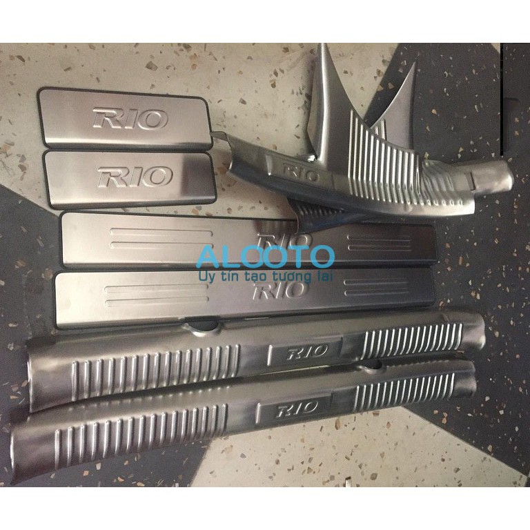 Ốp bậc chân trong, ngoài KIA RIO 2015-2019 mẫu inox