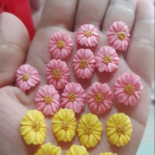 Hoa hướng dương combo 120 bông 1200k. Hoa ôm móng dễ dàng gắn cho chi em. Phù hợp cho các bạn làm móng mà không biết làm